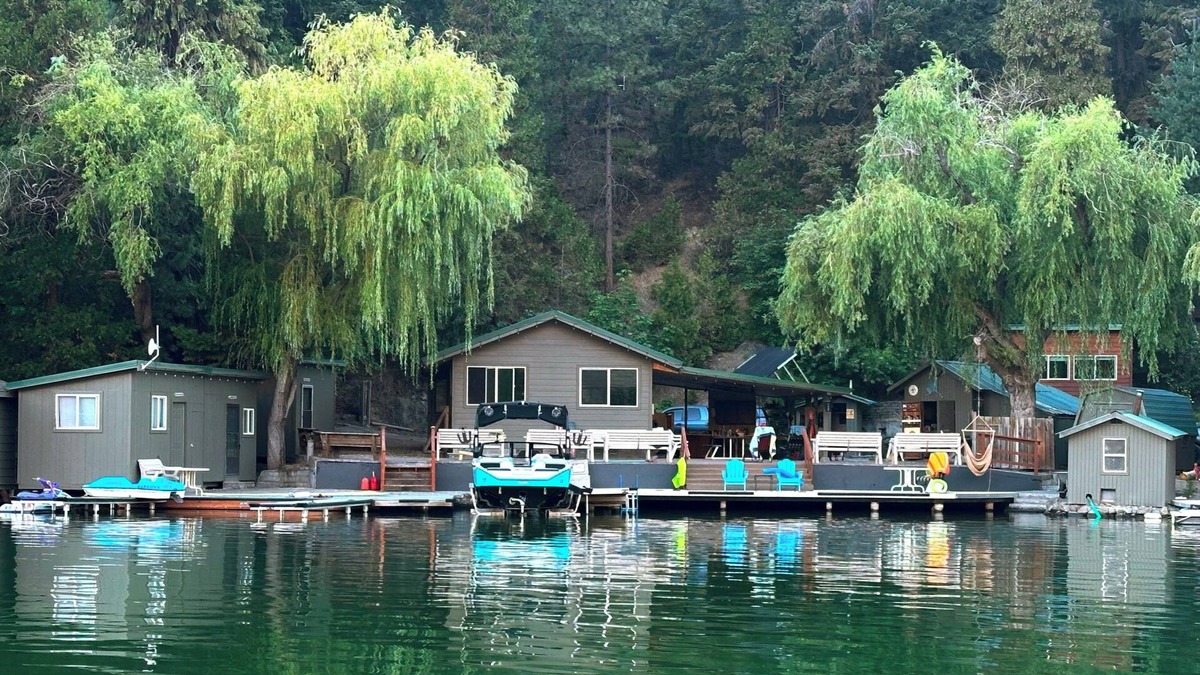 Warm Springs Cabin | Lakefront Private Cabins on Lake Billy Chinook, Oregon.