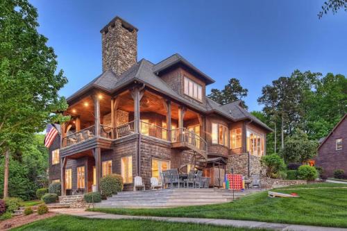 Mount Mourne House | Lakefront Private DockBeach Game Room Sunset Shores Resort: The Grand House