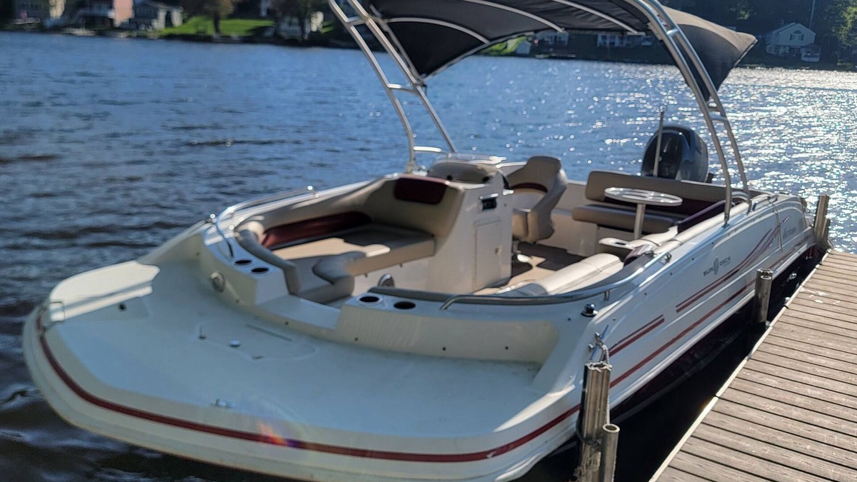 Charlton House | Lakefront : private dock, kayak, fire pit, boat rental & tubing option for kids