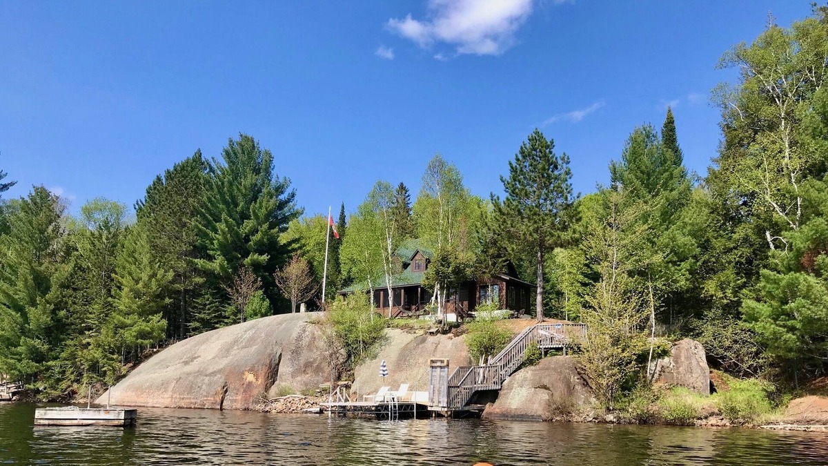 Lac-Tremblant-Nord Cottage | Lakefront property on Lac Tremblant Nord
