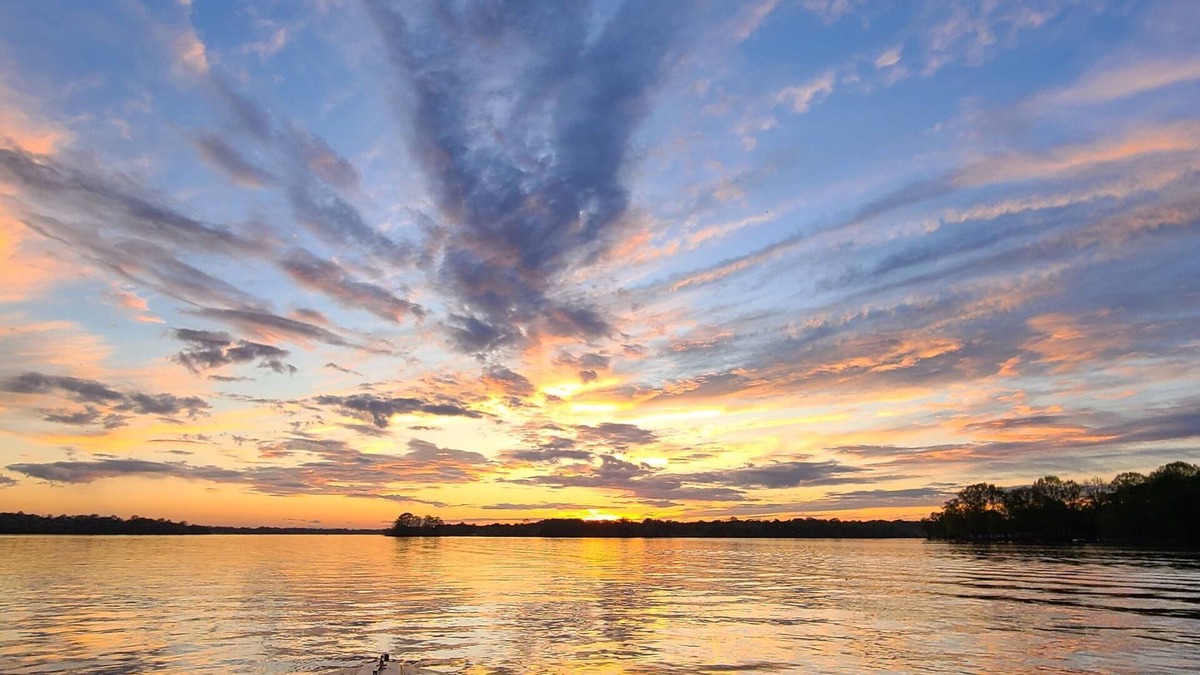 Hendersonville Apartment | LAKEFRONT Property with Hot Tub, Pool Table, Kayaks near Nashville
