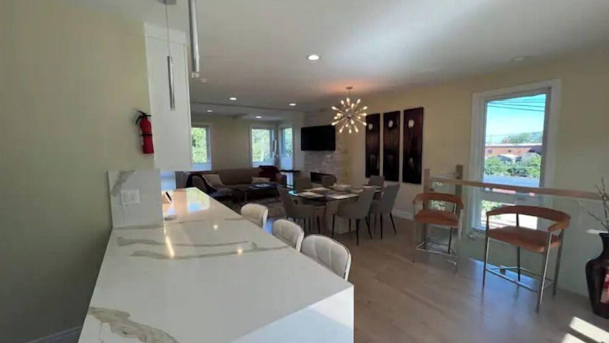 Oakland House | Lakefront property , minutes from McCormick Place and Downtown Chicago.