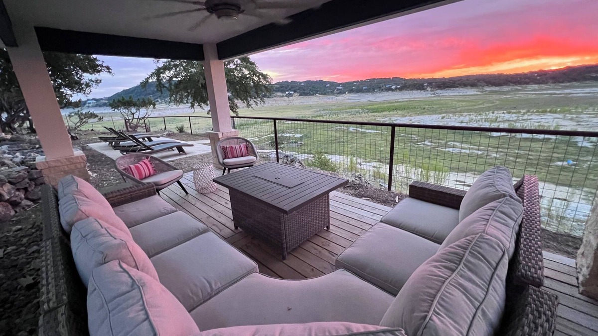 Lakehills House | Lakefront property on Medina Lake