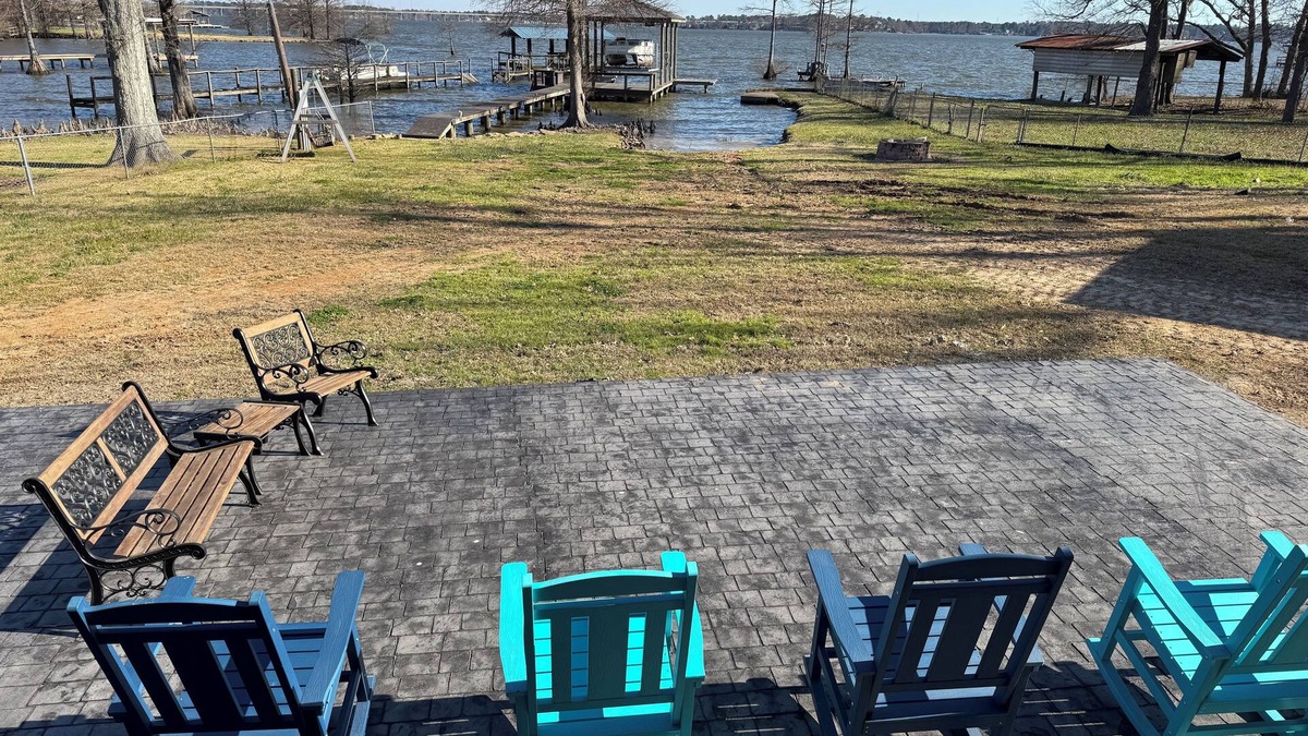 Lake View House | Lakefront quiet Charming 3-bedroom house with WiFi and AC in serene Shreveport.