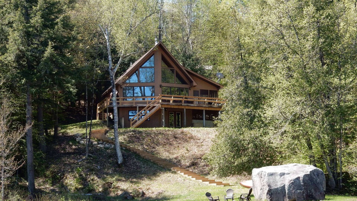 Paradox House | Lakefront, Quiet, Private Beach, Perfect for Families, Wireless Internet