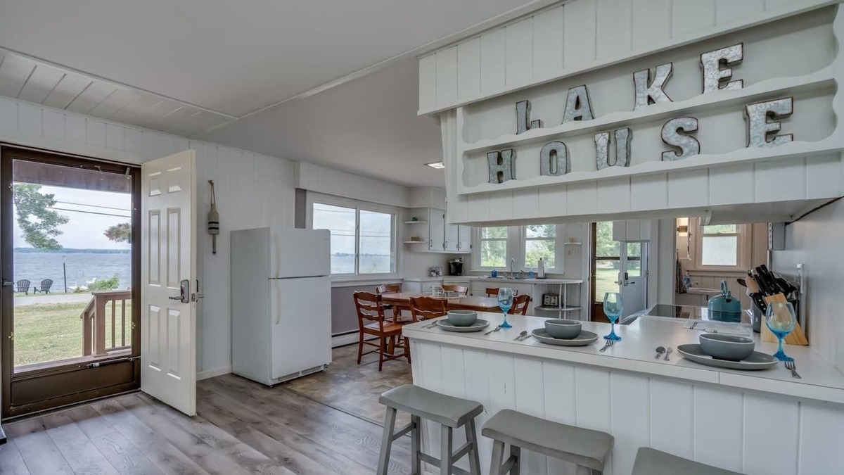 Limerick House | Lakefront relaxation with amazing sunsets, fishing and fun