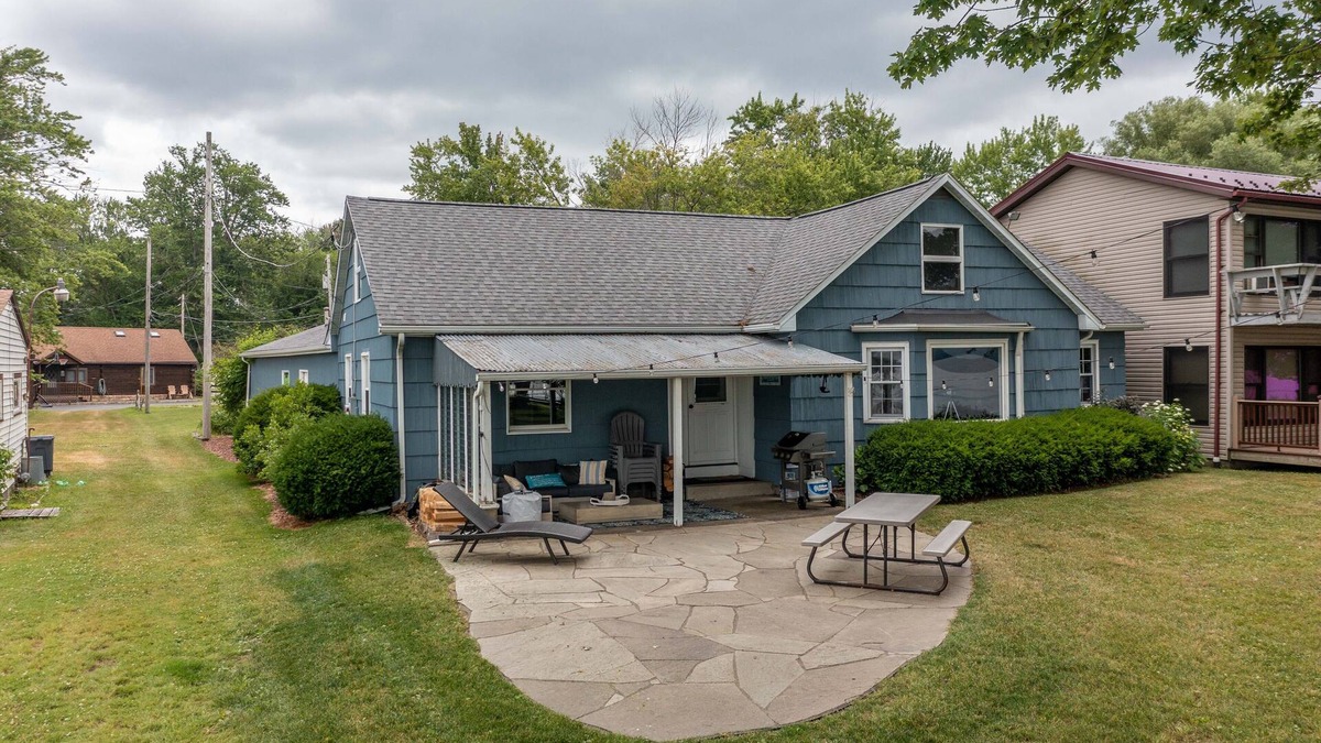 Bemus Point House | Lakefront Renovated 4BR w/Dock, Kayaks, Walk to Bemus Point