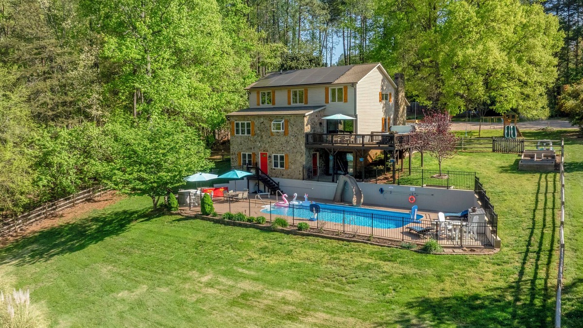 Troutman Resort | Lakefront Resort/Pool/Epic Gameroom/EVCharger/Pickleball Court/Hot Tub