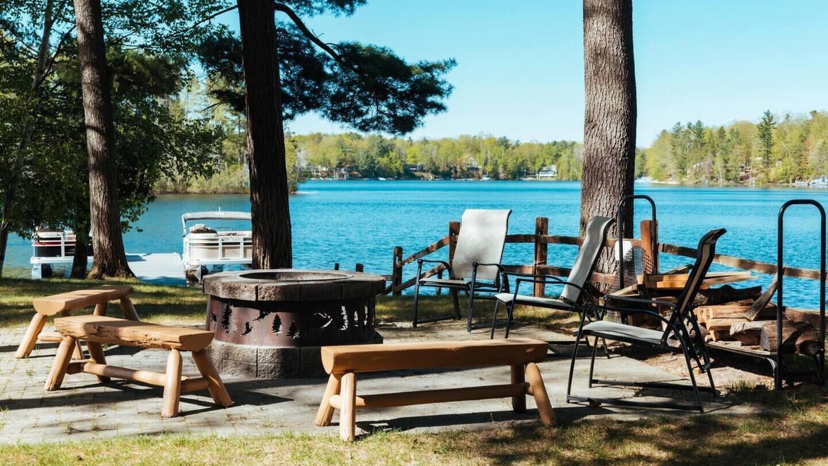 Mayfield Condo | Lakefront Resort Retreat-Pontoon & SUP Rentals