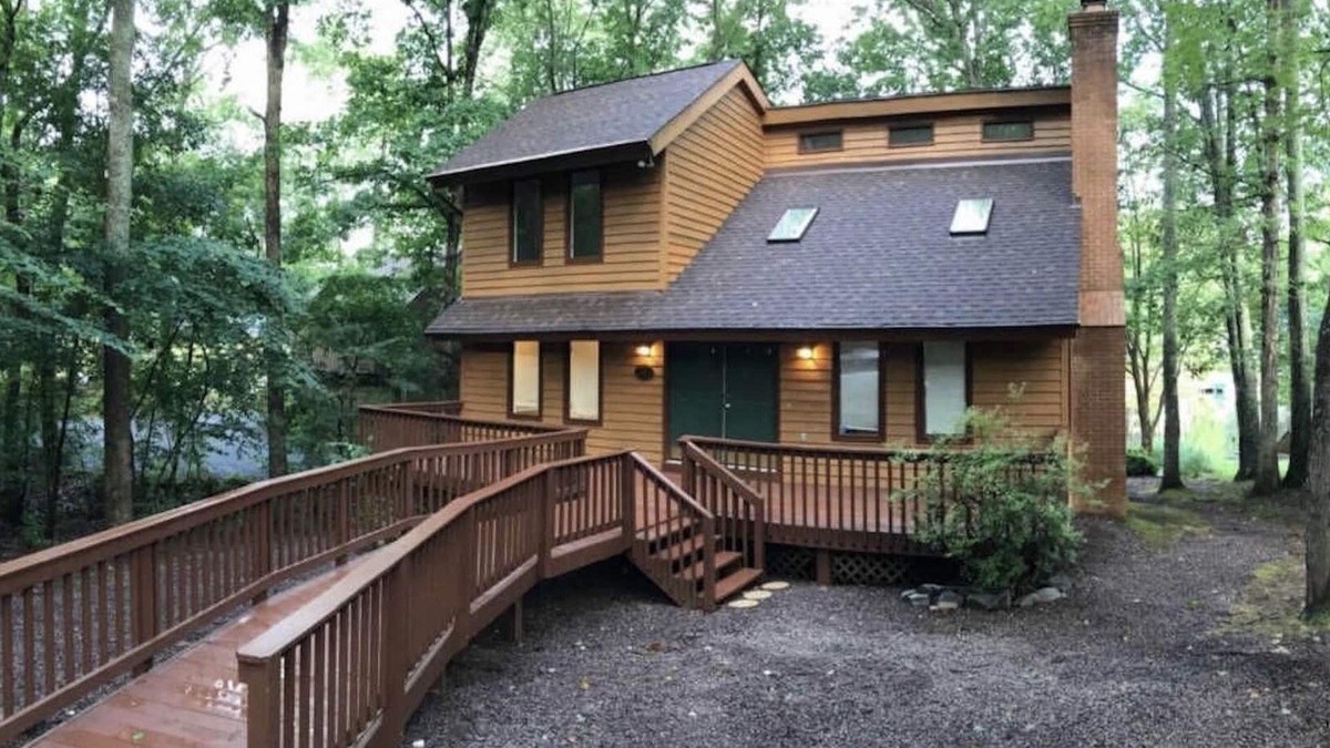 Locust Grove House | Lakefront retreat with huge screened-in porch