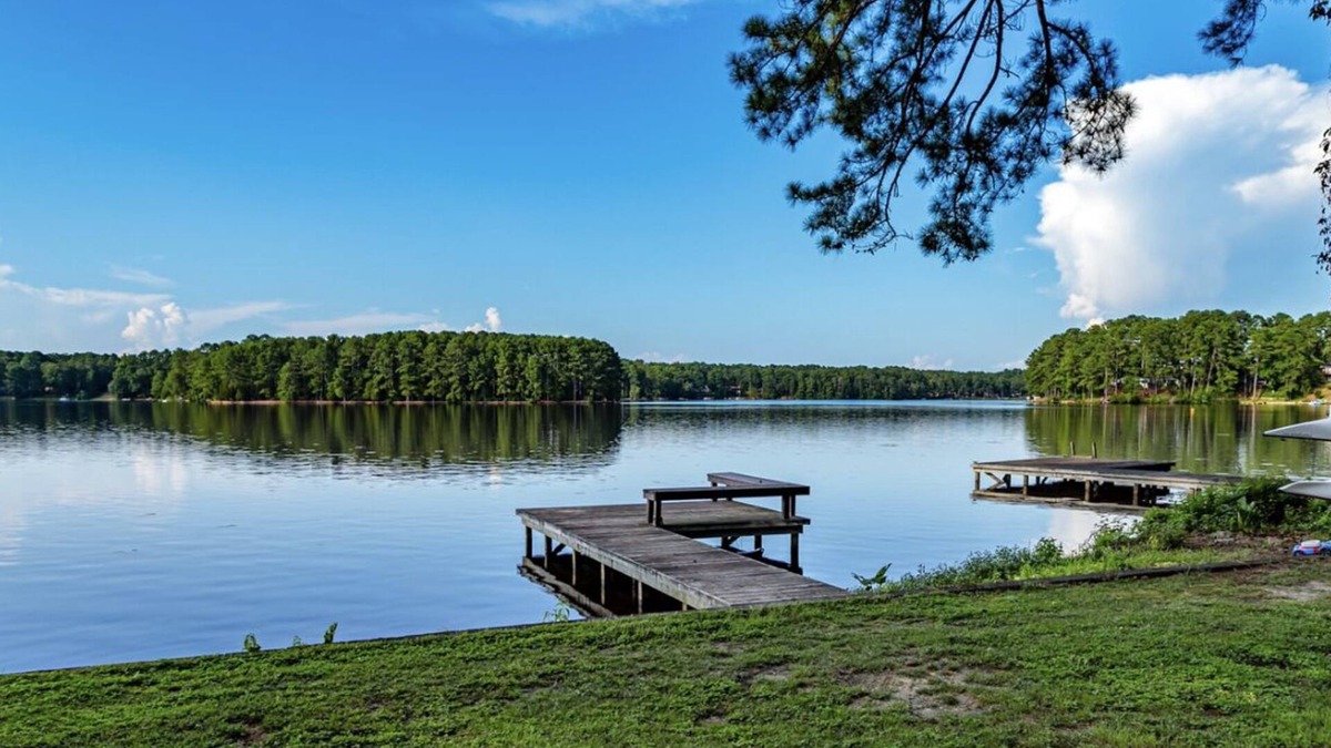 Whispering Pines House | Lakefront Retreat Mins to Golf! Sleeps 8 guests!