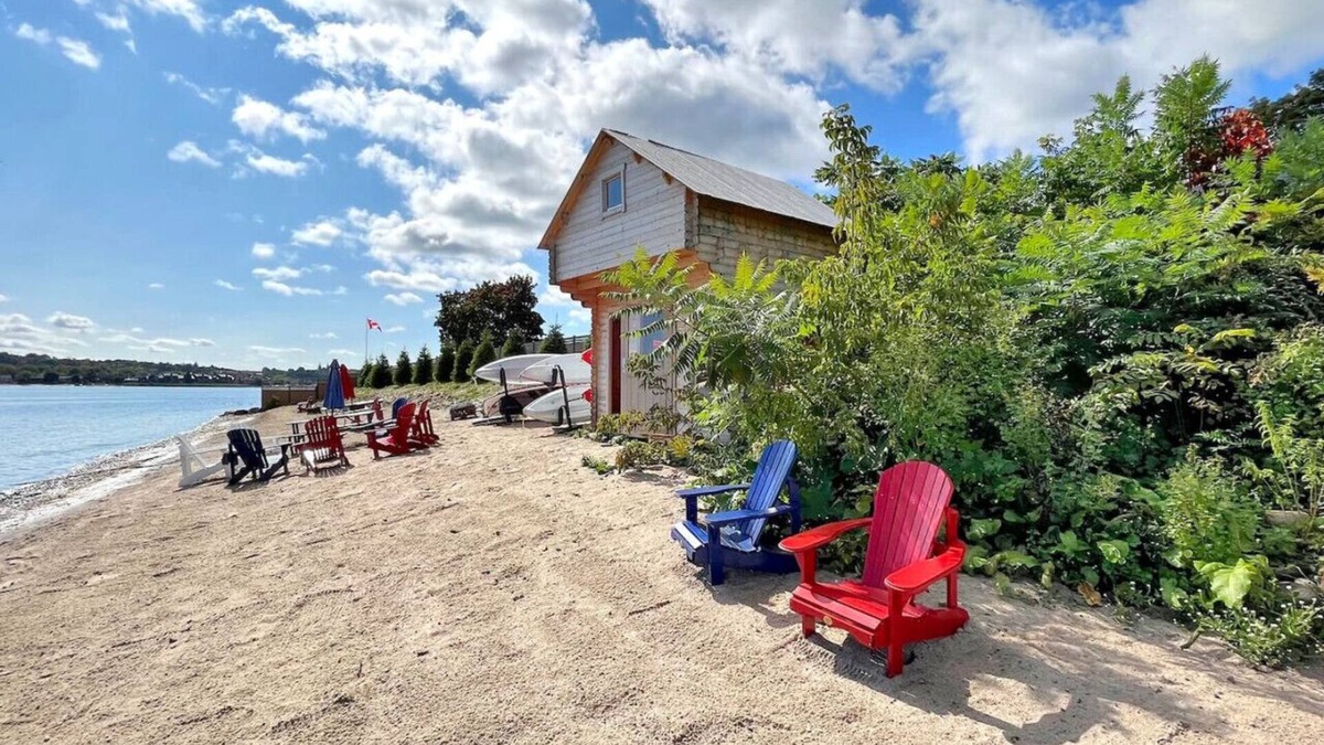 Penetanguishene Cottage | Lakefront Retreat- Private Beach, up to 30 Guests!