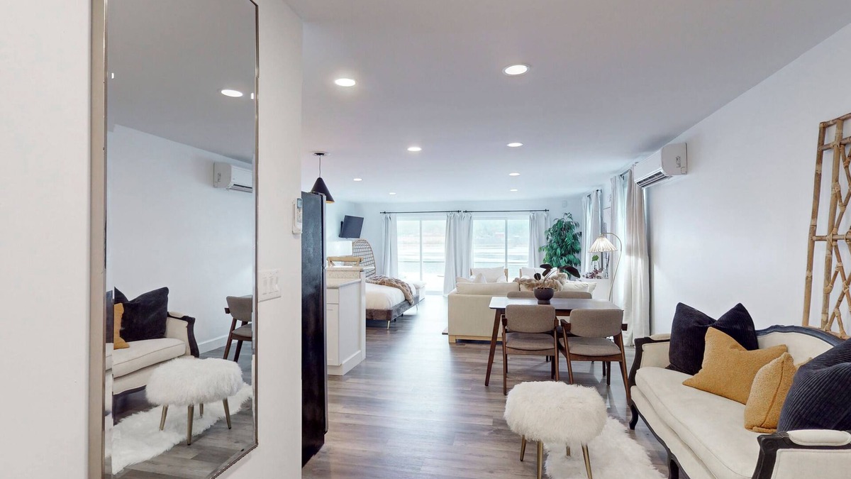 Dundee Apartment | Lakefront retreat at out stylish studio apartments!