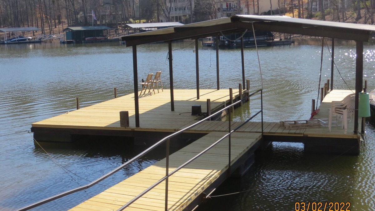 Gumlog House | LAKEFRONT Retreat! Escape To Lake Hartwell in this lakeside cottage!