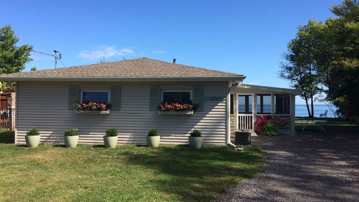 Fancher Cottage | Lakefront Retreat- on Lake Ontario
