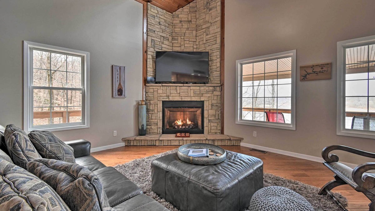 Cub Run House | Lakefront Retreat w/Views, Near Mammoth Cave!
