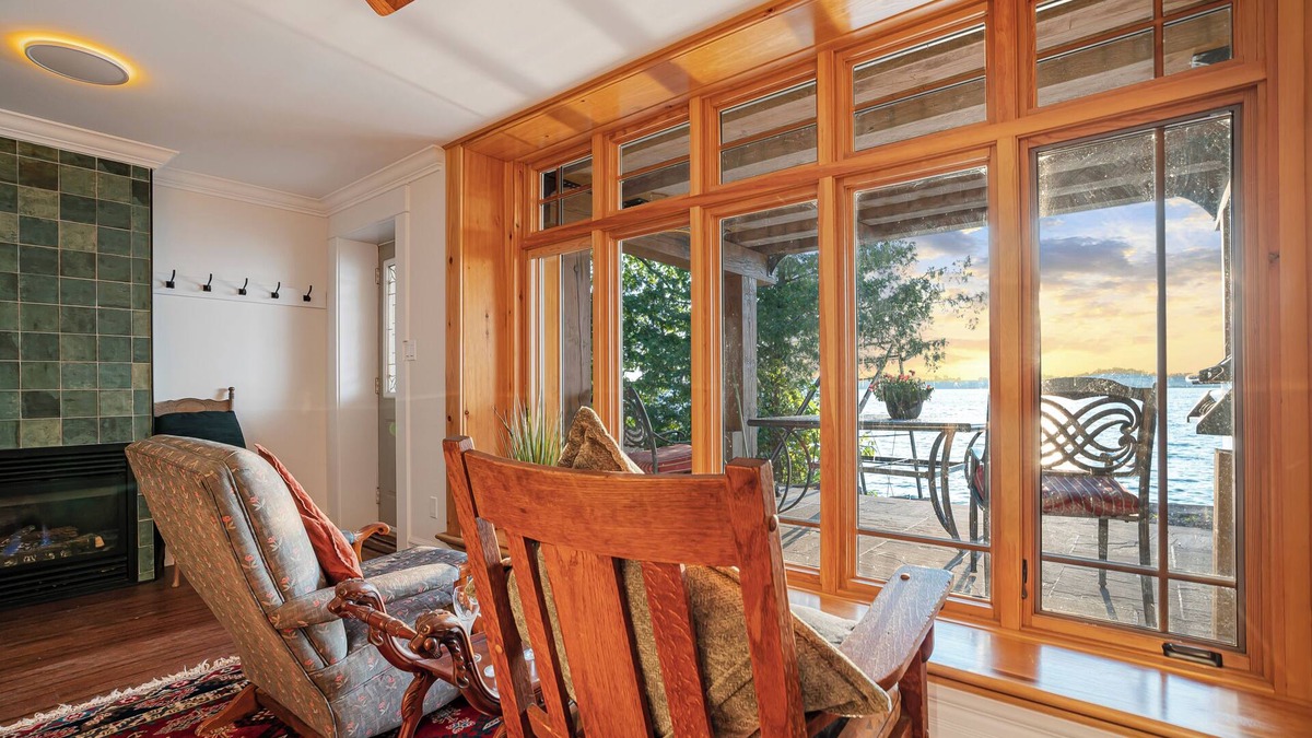 Scugog House | Lakefront Retreat with Sauna, Fireplace & Parking