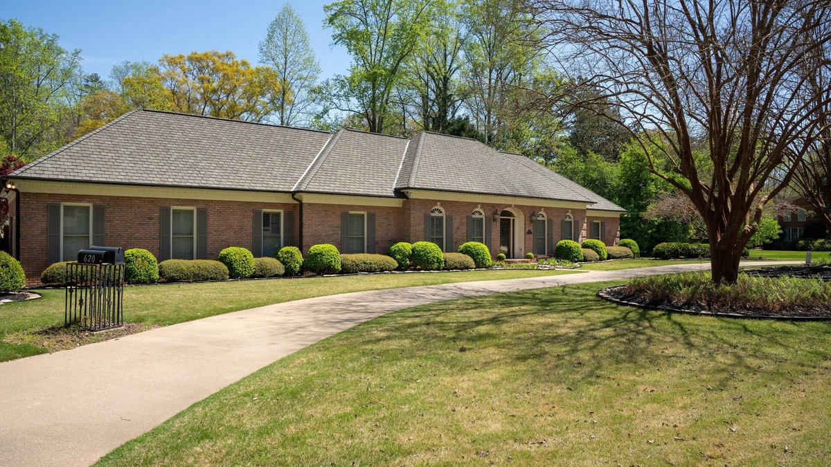 LaGrange House | Lakefront Retreat w/Guest House