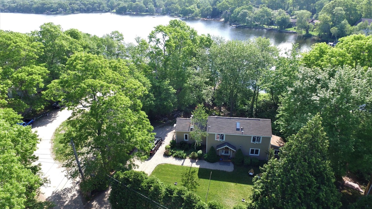 South Kingstown House | Lakefront- Rhode Island; Indian Lake, Wakefield : 223 Indian Trail S.