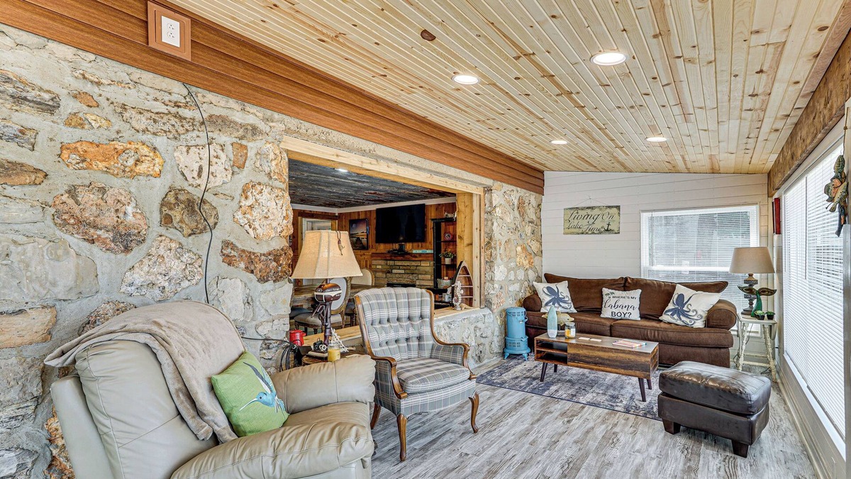 Rocky Mount House | Lakefront Rocky Mount Main House w/3 Cabins!