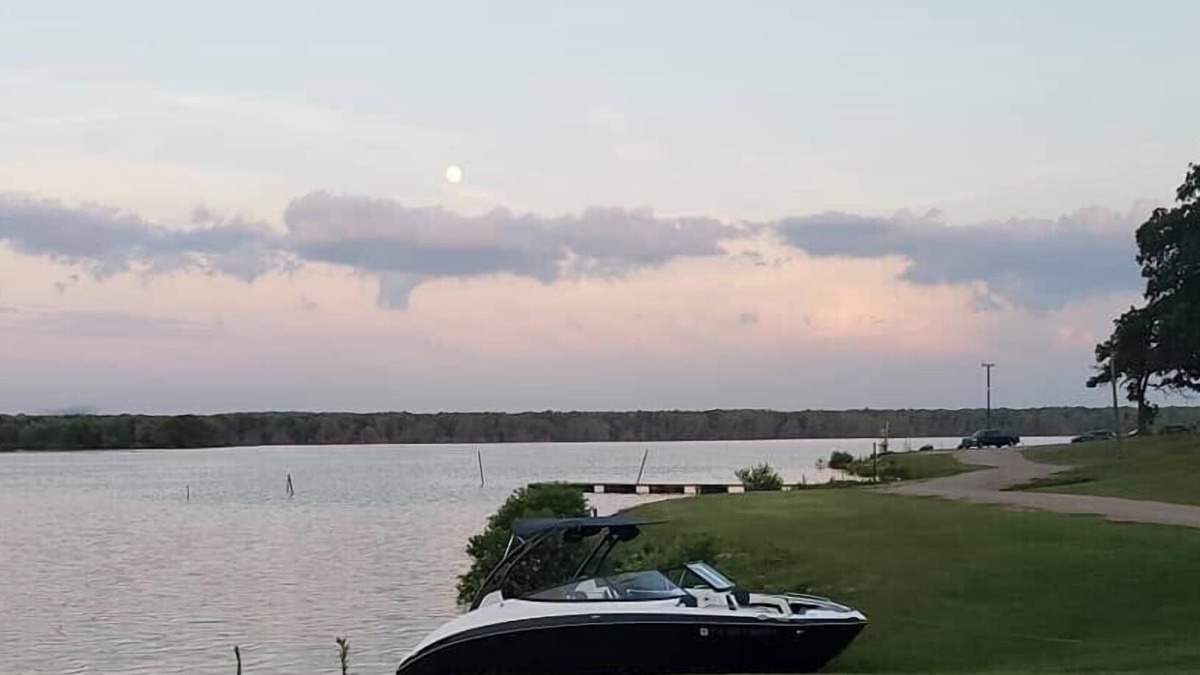 Madill RV Rental | Lakefront RV spot- Peaceful & breathtaking views, ideal for relax and recharge!