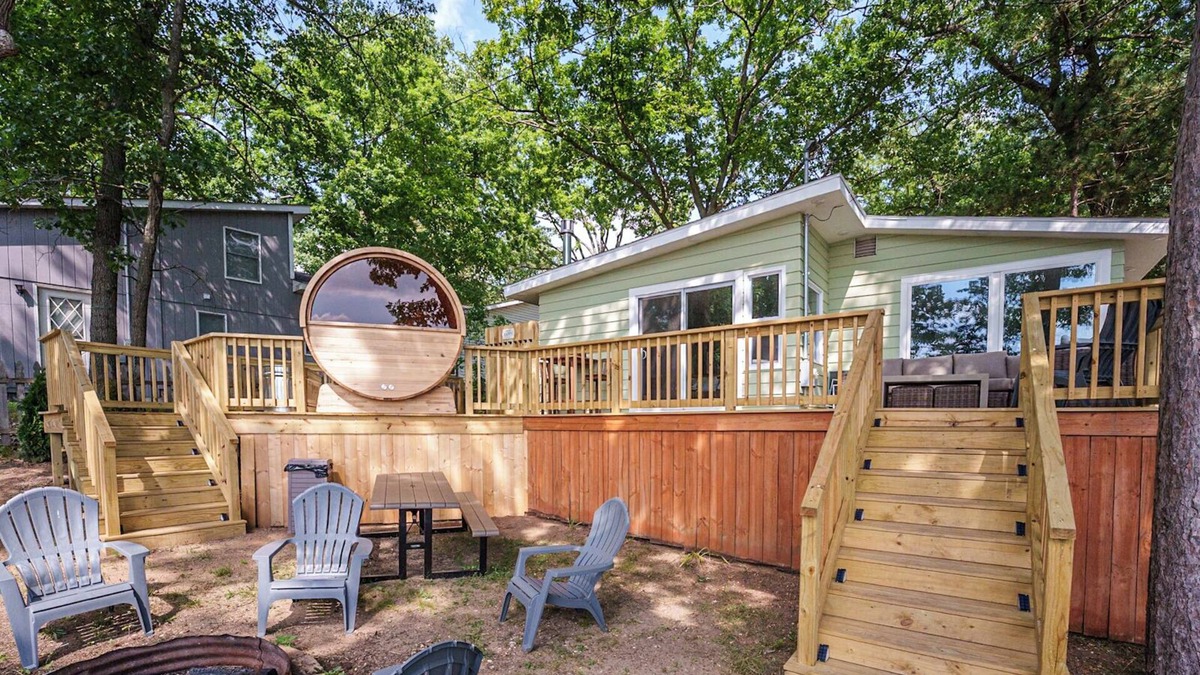 Mecosta Cottage | Lakefront | Sauna, Kayaks, Fire Pit, & Huge Deck