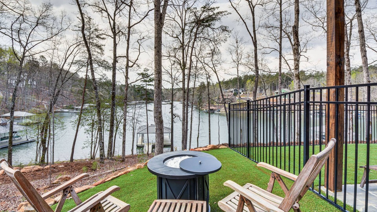 Seneca Apartment | Lakefront Seneca Vacation Rental w/Shared Dock!