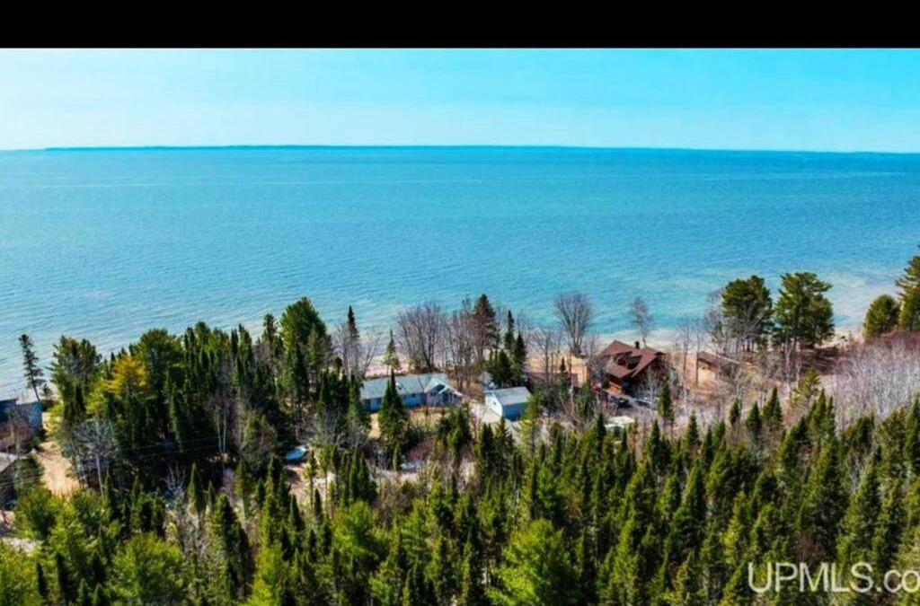 Mohawk House | Lakefront Serenity