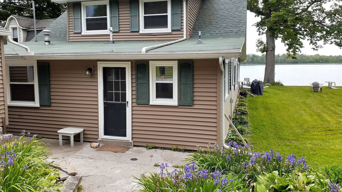 Laingsburg House | Lakefront sleeps 4-6. MSU events, weddings, golf, close to East Lansing. FISH!