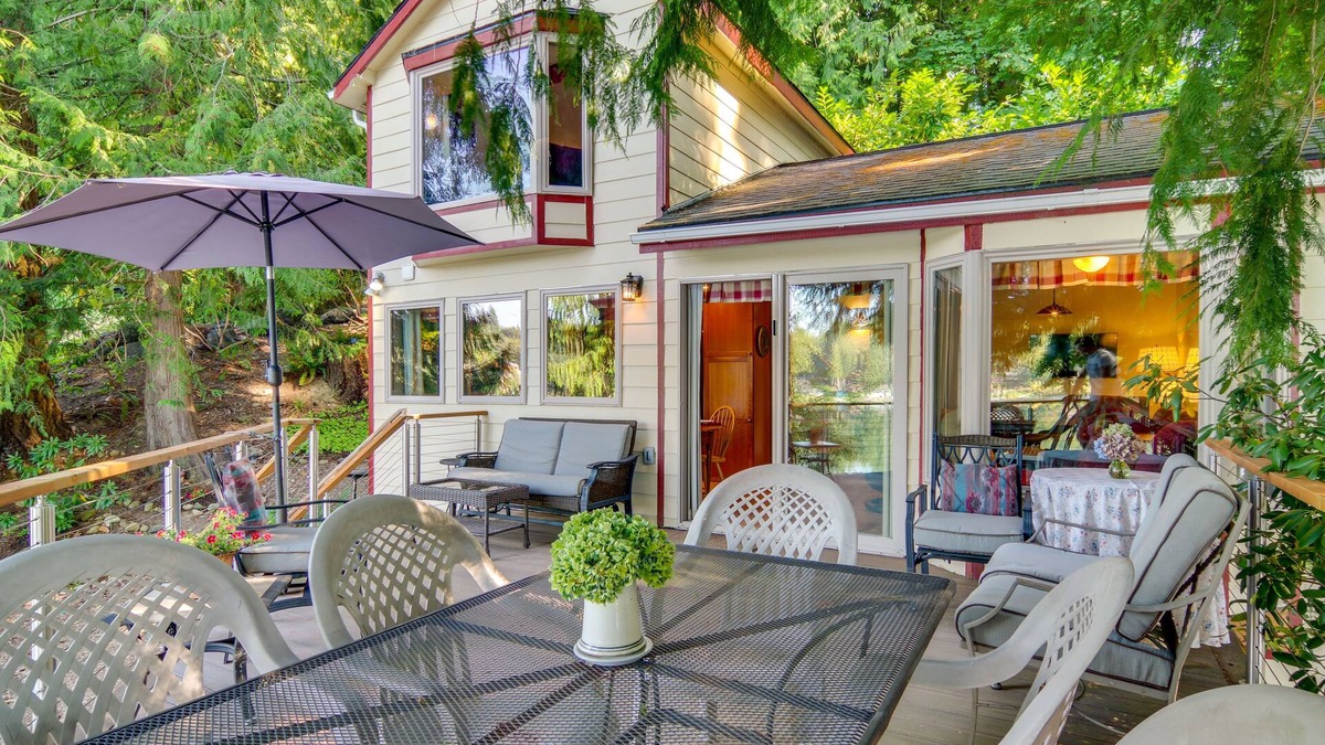 Lake Bosworth Cottage | Lakefront Snohomish Cottage w/Private Dock!
