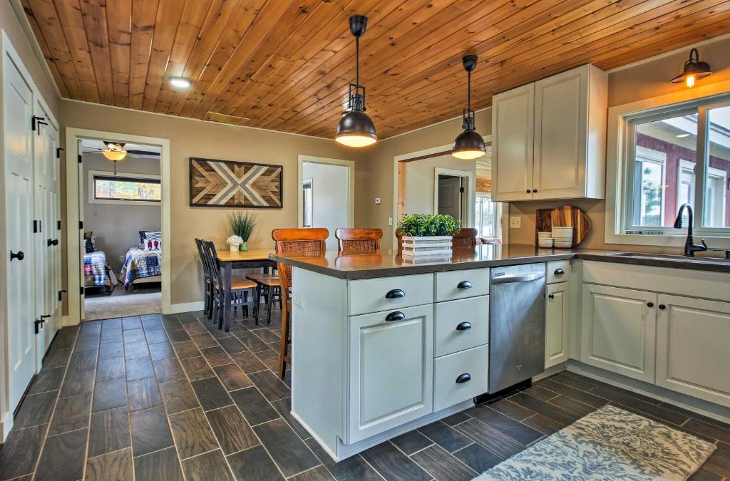 Solon Springs House | Lakefront Solon Springs Cabin with Private Dock!