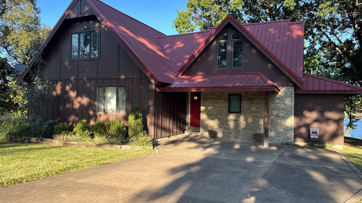 Vinita House | LAKEFRONT! Spacious 5-bedroom house on Grand Lake with 3 slip dock