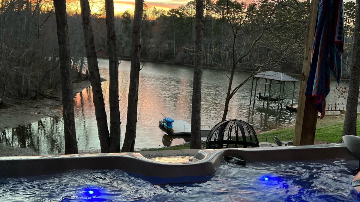 Claremont House | Lakefront- Stay, Soak, Paddle, Play & Relax! On Lake Lookout in Catawba, NC