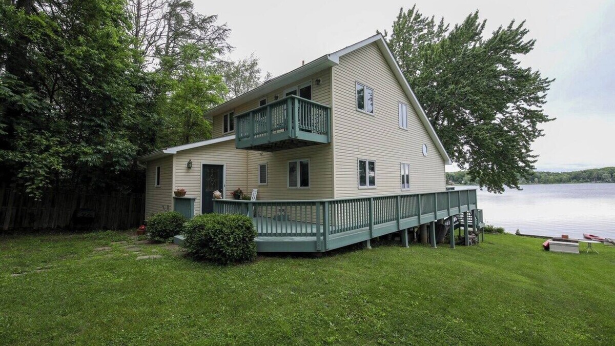 Broadalbin Cottage | Lakefront Sunrise Cottage on Galway Lake