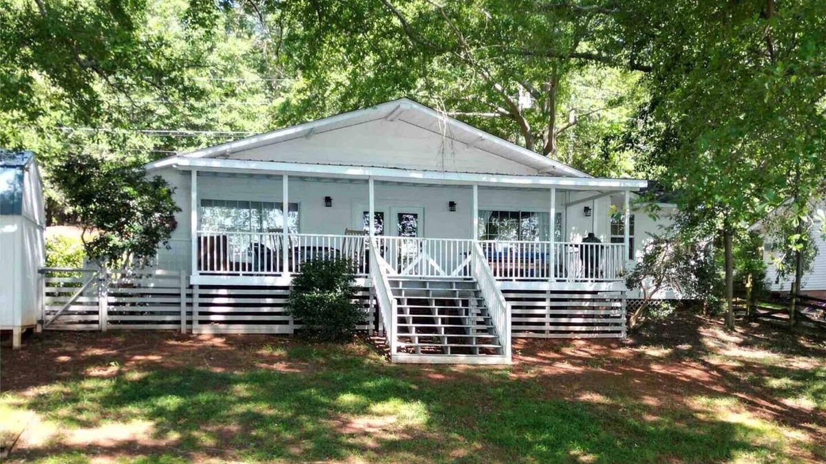 Inman House | Lakefront*Sunrise Views*Big Porch*Fire Pit*Tryon