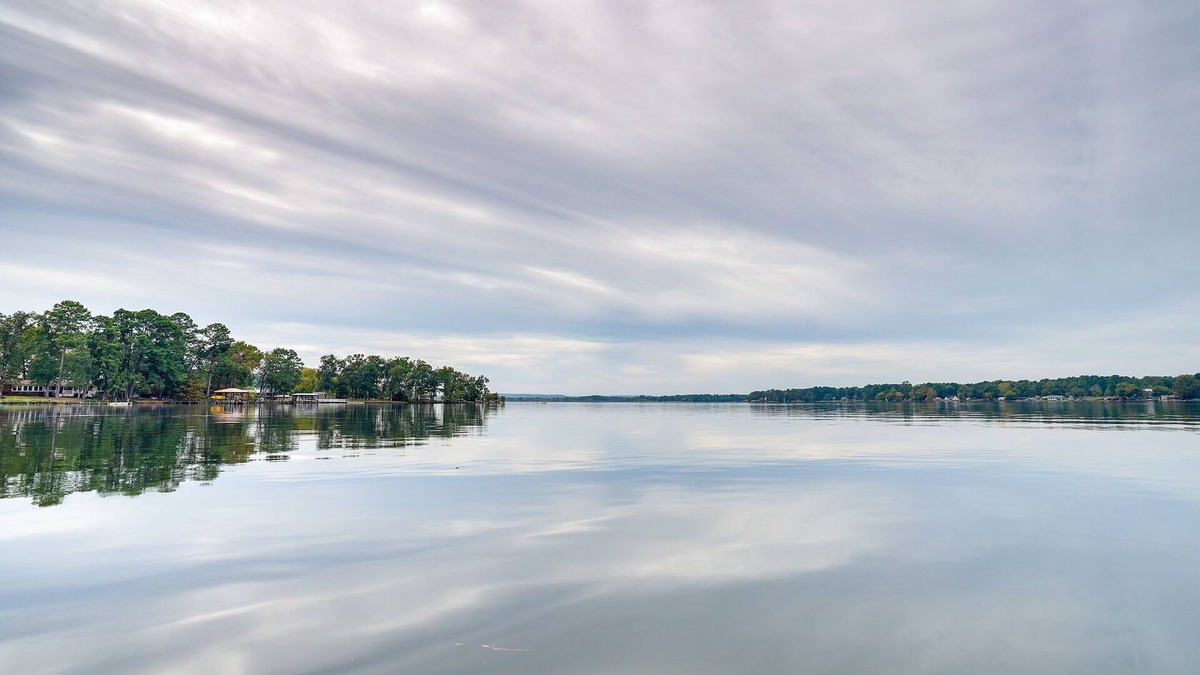 Lone Star Cabin | Lakefront Texas Abode w/Kayaks, Fire Pit & Patio!