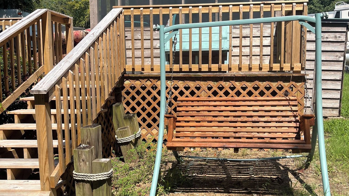 Summerton Cabin | Lakefront tiny cabin amazing view on Lake Marion! Pet friendly & sleeps 6