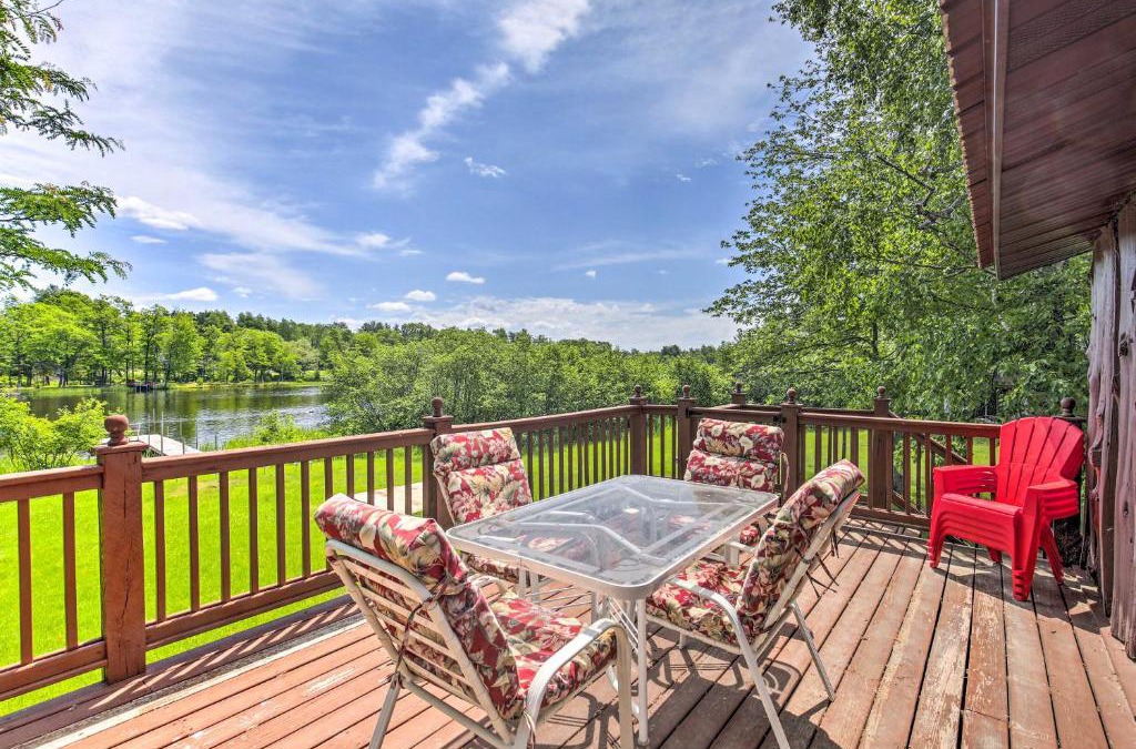 Tomahawk House | Lakefront Tomahawk Cabin with Boat Dock and Deck