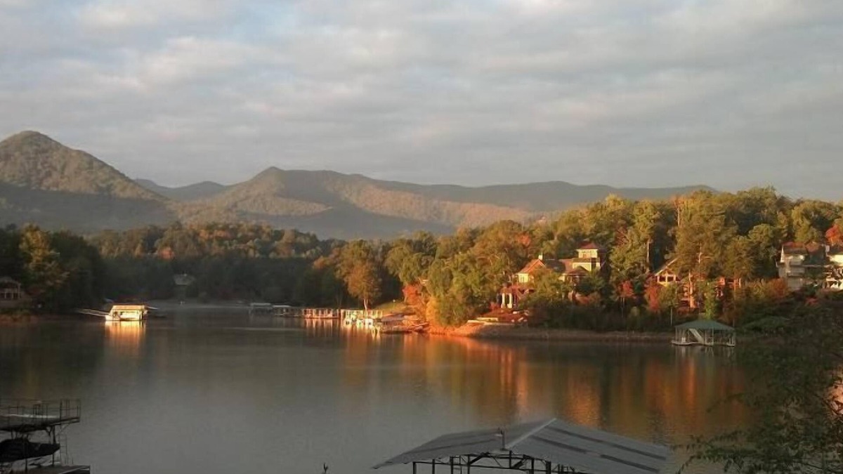 Nantahala Bay House | LAKEFRONT TOWN HOME IN DOWNTOWN HIAWASSEE