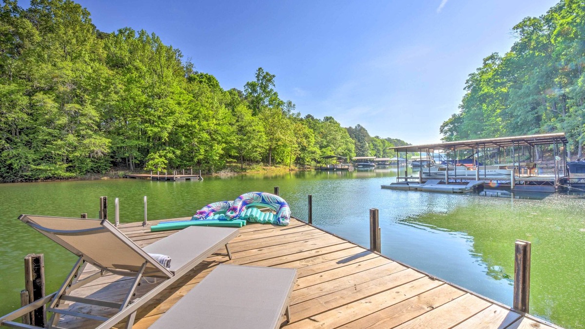 Townville House | Lakefront Townville Gem w/Boat Dock & Kayaks