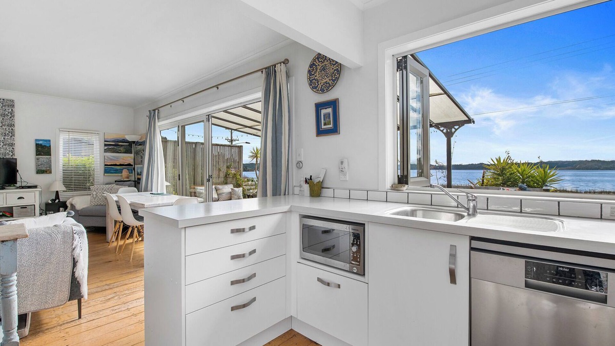 Rotoma House | Lakefront Treasure - Lakefront Rotomā Holiday Home