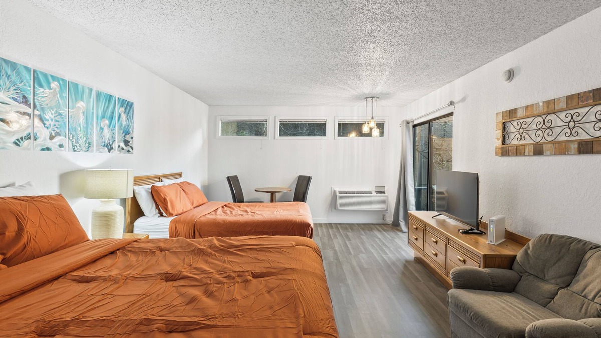 Lake of the Ozarks Cottage | Lakefront Treat - Private Suite, TV, Dining