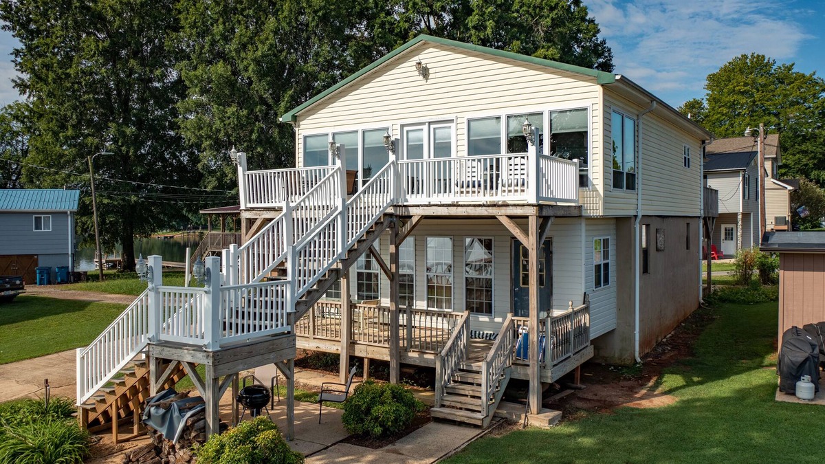 Claremont House | Lakefront, two bedroom, full bath. Relax, swim, kayak & fish on Lake Lookout.