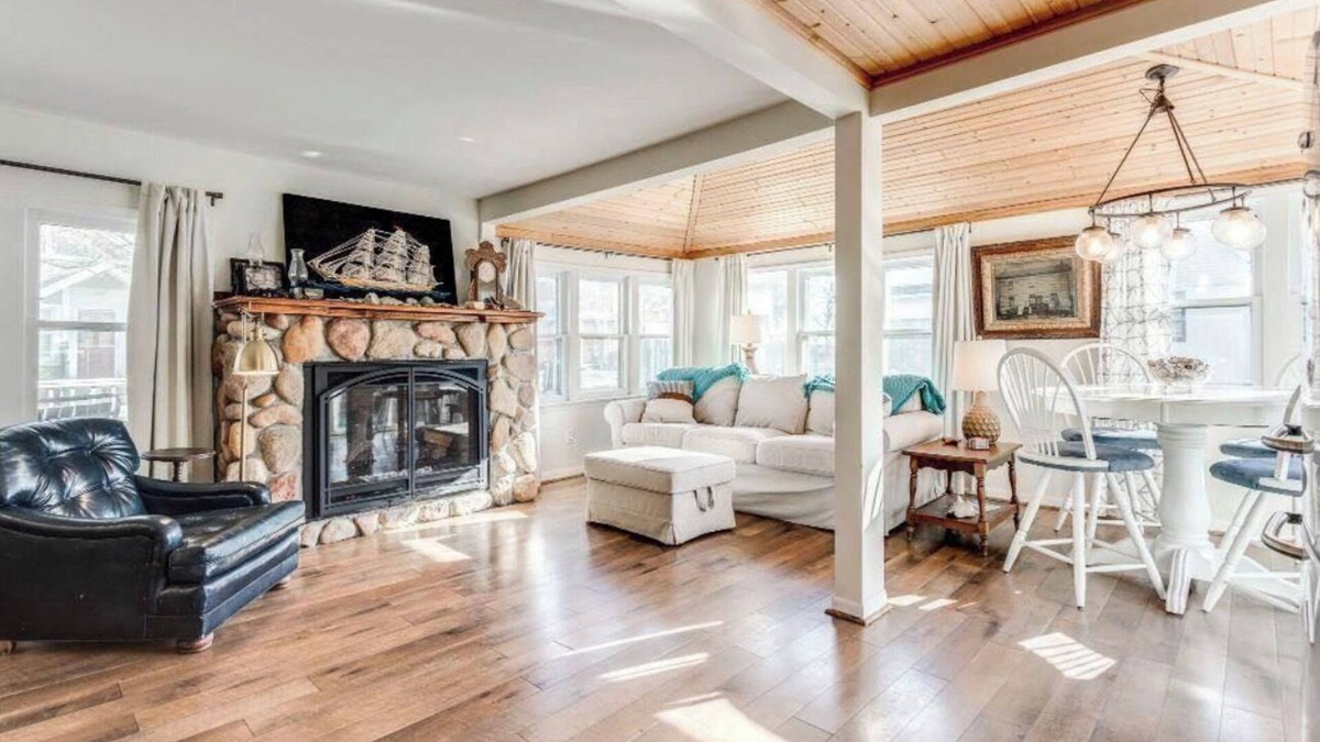 North Lakeport Cottage | Lakefront Shorewood Cottage with room to make amazing family memories.