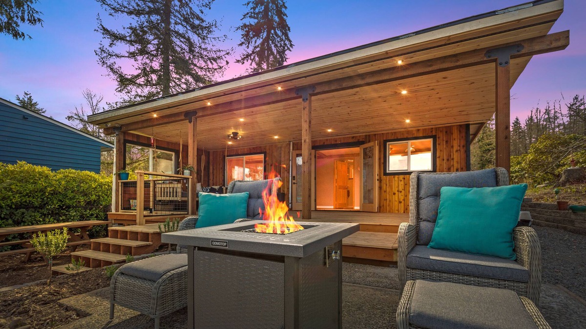 Lake Bosworth Cabin | Lakefront!