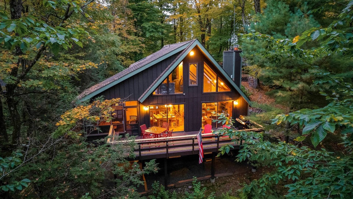 Hamlin House | Lakefront Vibe - Motorboat, Kayaks, Fire Pit, Dock