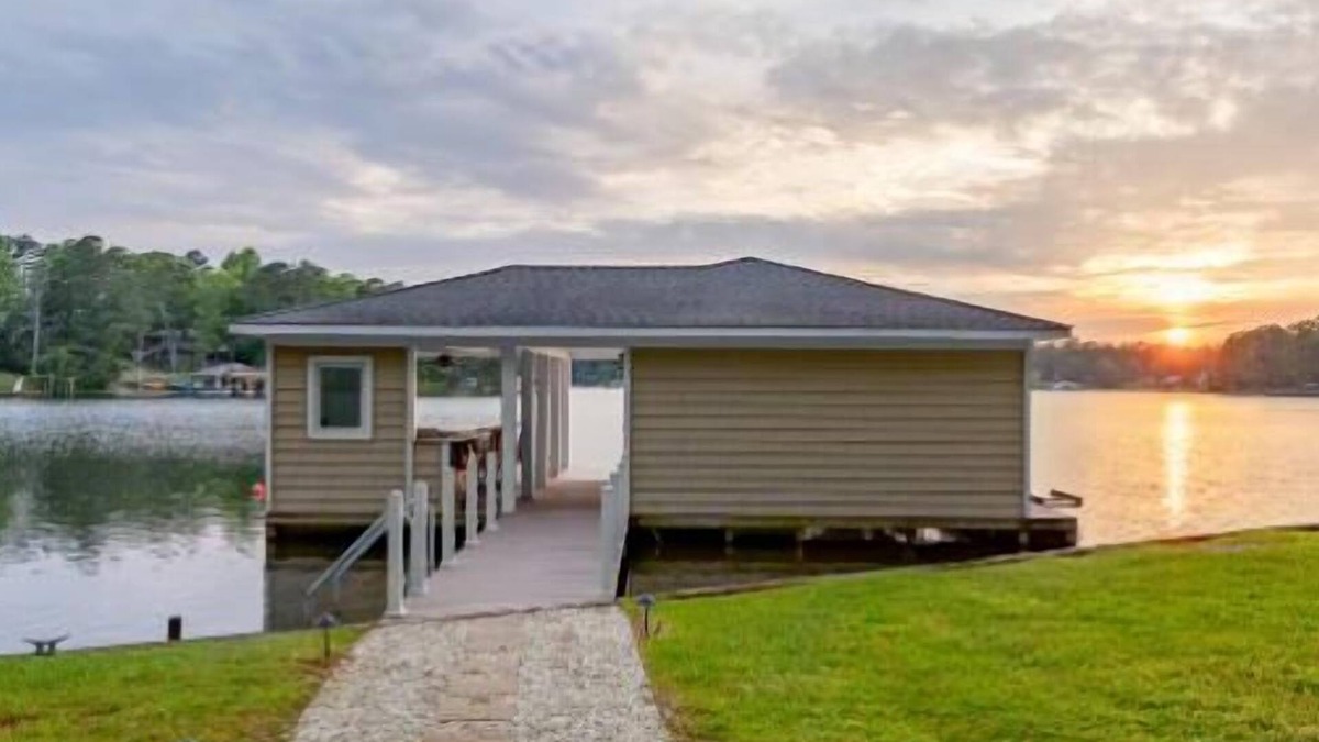 Henrico House | Lakefront View, 5BR, PET-Friendly, Firepit, Dock, Games, Up to 14