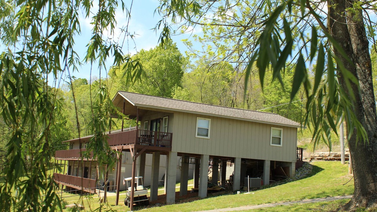 Eddyville House | Lakefront Villa