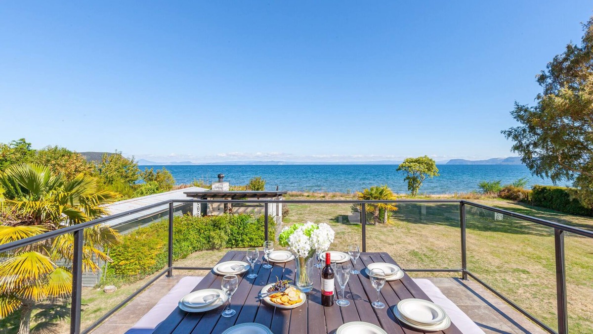 Waitahanui House | Lakefront Villa - Waitahanui Holiday Home