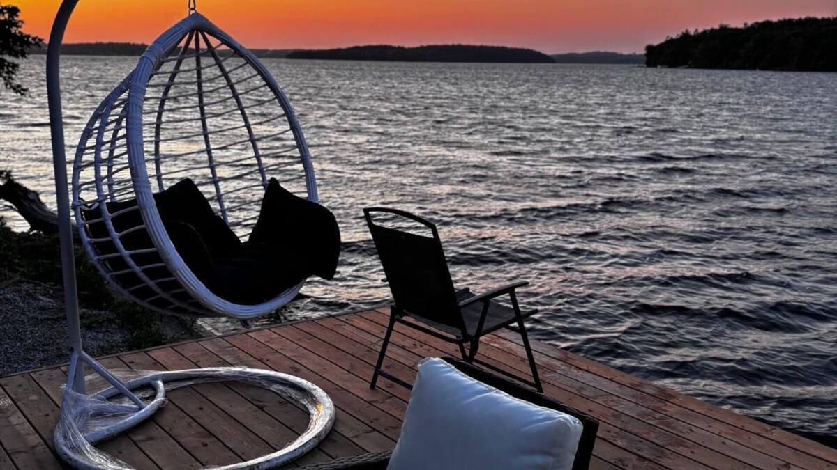 Roseneath House | Lakefront w/5 Bedrooms+Jacuzzi + Game Tables